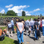 Kindergruppe vor dem Denkmal für die ermordeten Kinder von Lidice.