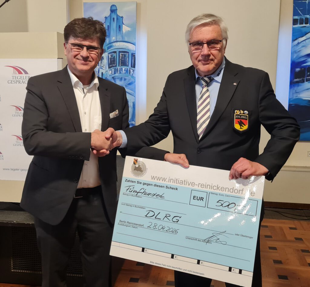 500 Euro erhielt die DLRG von der Initiative Reinickendorf für ihre wichtige Arbeit. Vorsitzender Branko Lienemann übergab den symbolischen Scheck während der Veranstaltung 