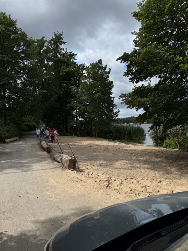 Die Initiative Reinickendorf gab Geld für neuen Sand für eine viel genutzte Badestelle in Heiligensee.